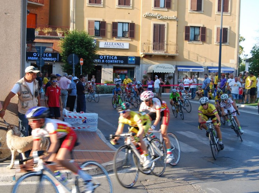 TROFEO CHIUSI IN VETRINA, CADUTE A GO-GO E MALORI PER TROPPO CALDO: UNA FESTA A METÀ. PECCATO