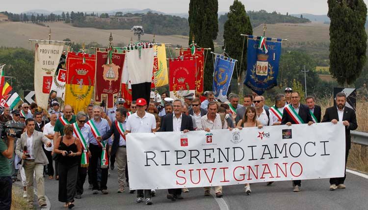 OLTRE 1.000 PERSONE ALLA MANIFESTAZIONE DI SUVIGNANO: “LA MAFIA SI BATTE COLPENDOLA NEI SUOI INTERESSI”