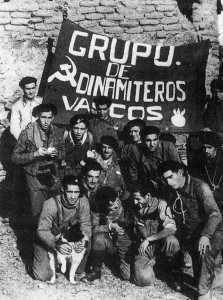 miliziani baschi repubblicani riaffermano la loro fedeltà ai simboli del comunismo.