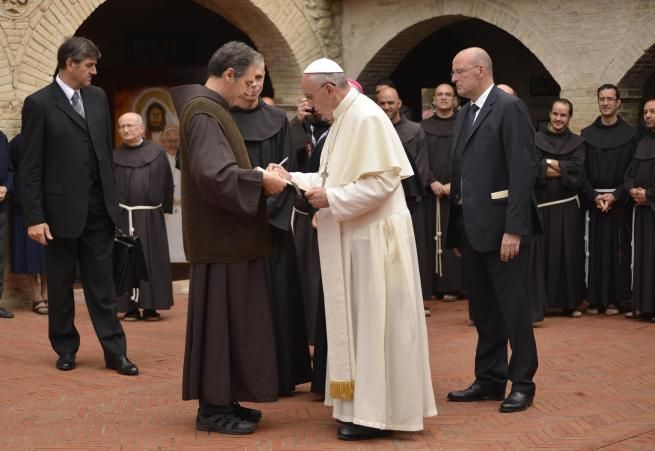 IL PAPA AD ASSISI PARLA DELLA TRAGEDIA DI LAMPEDUSA, DI PACE, DI LAVORO…