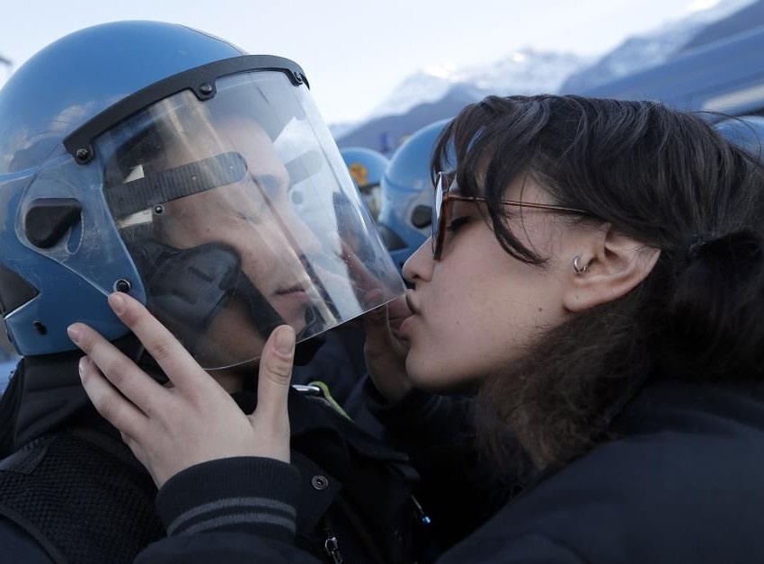 IL BACIO DELLA NO TAV AL POLIZIOTTO, PER MONTEBOVE E’ “UN ATTO DI AGGRESSIONE”