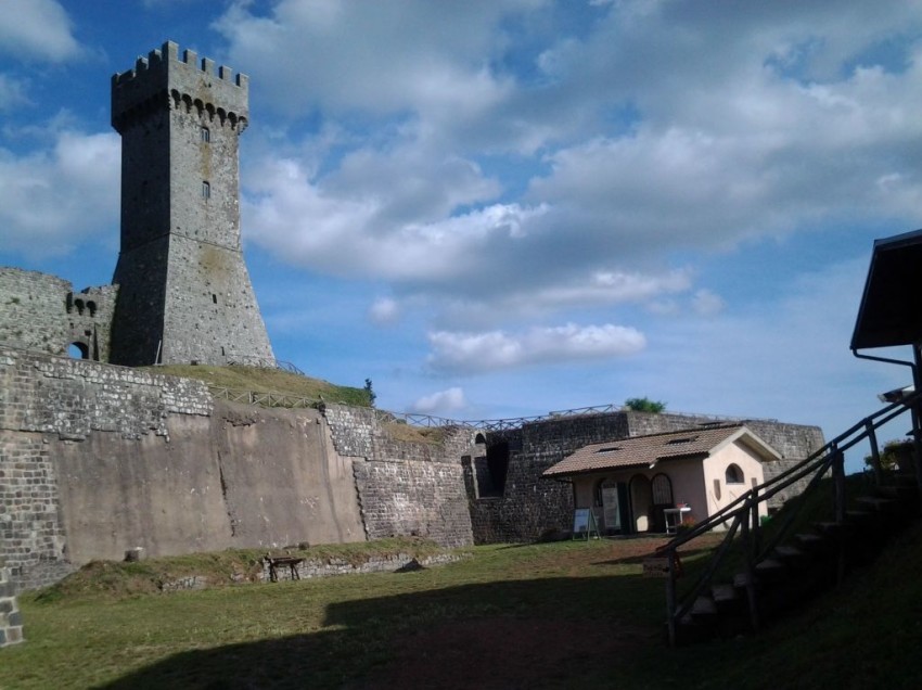 RADICOFANI, UN ECOMOSTRICIATTOLO AI PIEDI DELLA ROCCA DI GHINO