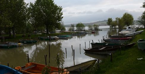 STRANA POLVERE ROSSA NELL’ACQUA DEL LAGO DI CHIUSI. DI CHE SI TRATTA?