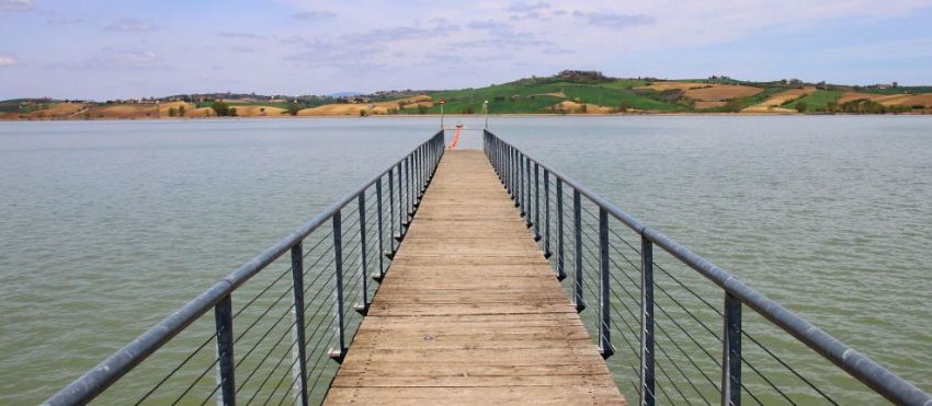 ACQUA ROSSA NEL LAGO DI CHIUSI, ARPAT: “E’ COLPA DI UN’ALGA. NESSUN RISCHIO”