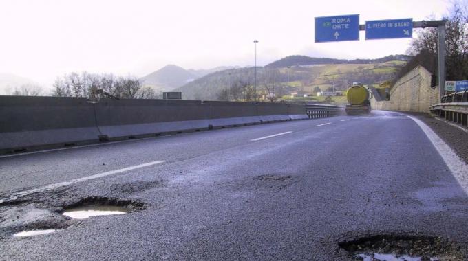 STRADE COLABRODO, SITUAZIONE INSOSTENIBILE. LE NUOVE PROVINCE CAMBIERANNO VERSO?