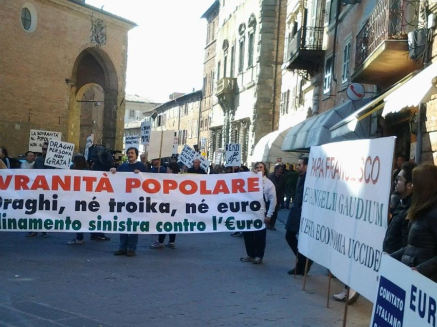 IL CORTEO NAZIONALE CONTRO DRAGHI A CITTA’ DELLA PIEVE: PIU’ POLIZIOTTI CHE MANIFESTANTI