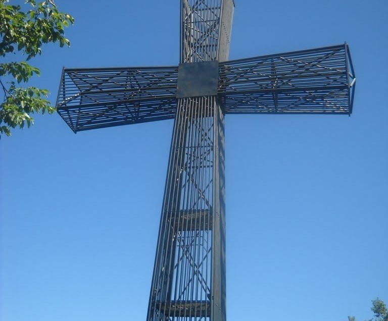 CROCE SUL CETONA: SI FARA’ UNA FIACCOLATA PER L’ILLUMINAZIONE? LA DESTRA SPINGE, IL VESCOVO: “CI SONO PROBLEMI PIU’ URGENTI”.