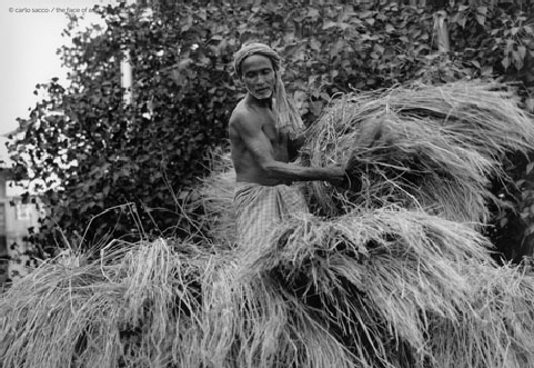 QUANDO IL LAVORO E’ DANNAZIONE. UNA MOSTRA DI CARLO SACCO AL FESTIVAL DELLA FOTOGRAFIA DI CHIUSI