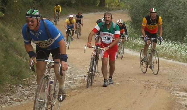 CICLISTA DI 68 ANNI MUORE IN CORSA ALL’EROICA