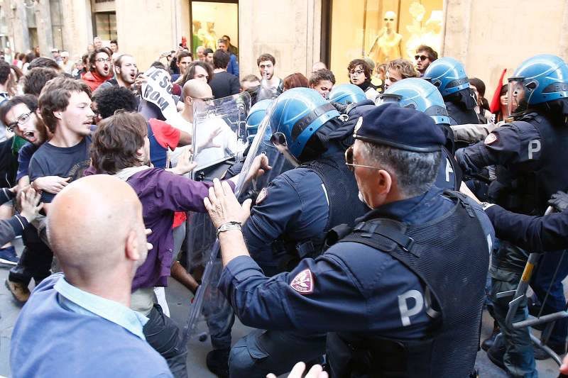 SIENA: CONTESTATO SALVINI. LA POLIZIA CARICA I MANIFESTANTI