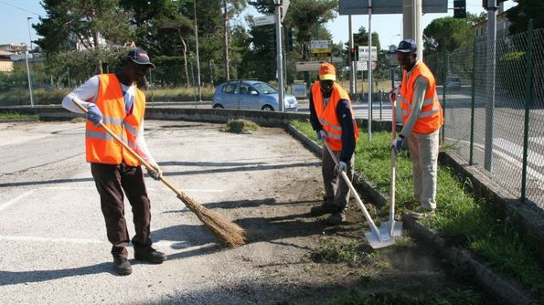 CHIUSI, LAVORI SOCIALMENTE UTILI PER 13 GIOVANI PROFUGHI. CHE POTRANNO ANCHE GIOCARE A CALCIO NEL MONTALLESE…