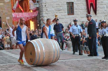 IL BRAVIO ALLA CONTRADA DI POGGIOLO. GRANDE PUBBLICO A MONTEPULCIANO