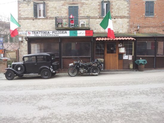 SE IN TRATTORIA SI CELEBRA LA MARCIA SU ROMA CON SALUTI ROMANI E CAMICIE NERE…