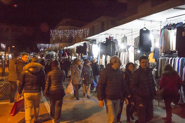 SCONTRO TRA POLIZIOTTI E GIOVANI VENDITORI ABUSIVI: GUERRIGLIA ALLA FIERA DI CHIUSI SCALO