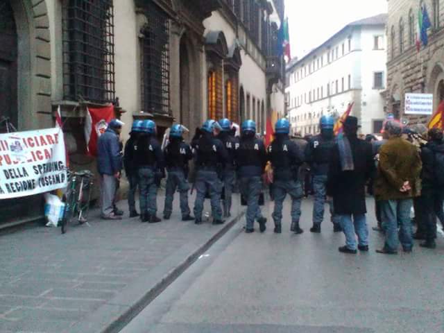 RIFORMA SANITARIA, PROTESTE E TENSIONI A FIRENZE SOTTO AL PALAZZO DELLA REGIONE TOSCANA