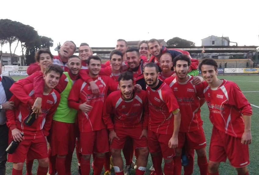 CALCIO, IL CHIUSI NON MOLLA UN CENTIMETRO E VOLA…