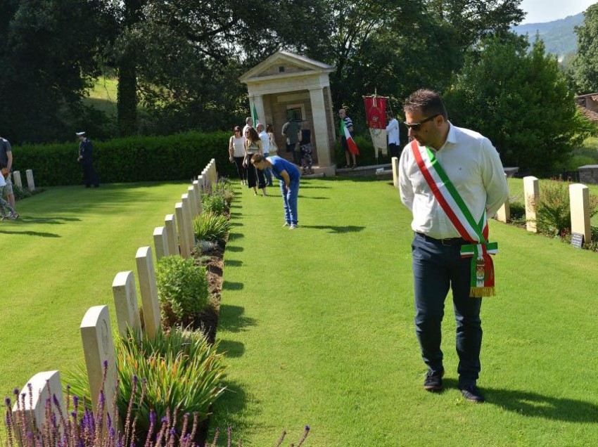 73 ANNI FA LA LIBERAZIONE: VISITA AL CIMITERO INGLESE DI FOIANO DELLA CHIANA. CHIUSI RENDE OMAGGIO AI SOLDATI ALLEATI CADUTI NEL ’44