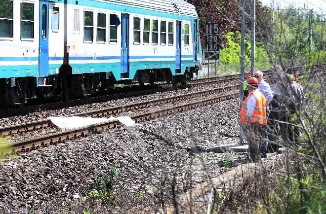 OPERAIO GIOVANISSIMO SI GETTA SOTTO IL TRENO A MOIANO