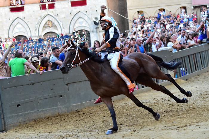 PALIO DI SIENA: LA LUPA FA “CAPPOTTO”. E A SARTEANO SAN BARTOLOMEO VINCE LA GIOSTRA DEL SARACINO