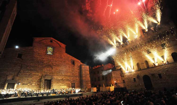 MONTEPULCIANO: BILANCIO POSITIVO PER IL “CANTIERE”. UN FESTIVAL CAPACE DI FAR VENIRE GRATIS IL REGISTA D’OPERA PIU’ PAGATO AL MONDO…