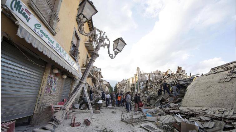 TERREMOTO NELLA NOTTE: DANNI A NORCIA, MORTI E DEVASTAZIONE AD AMATRICE. TUTTI SALVI I RAGAZZI DI CHIANCIANO IN CAMPEGGIO