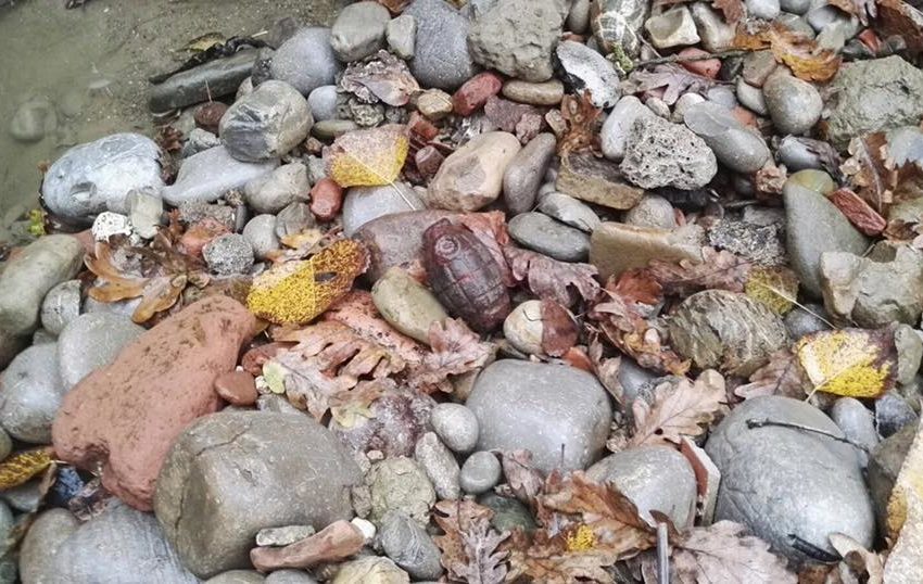CHIUSI, RINVENUTO ORDIGNO BELLICO: BOMBA A MANO IN UN FOSSO…