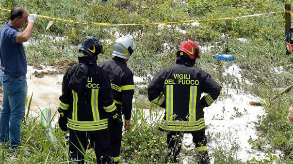 CHIUSI, POMPIERI IN AZIONE PER SVERSAMENTO DI GASOLIO NEL MONTELUNGO. RISCHIO EVITATO PER IL LAGO