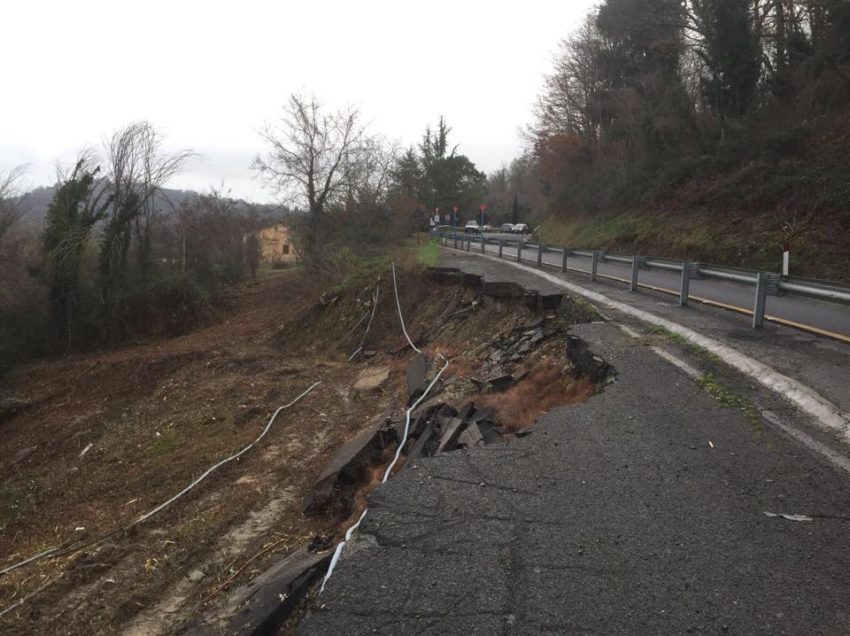 ARRIVANO I SOLDI PER LA FRANA SULLA 146. CAMION SI INCASTRA SOTTO IL PONTE DELL’AUTOSTRADA A MONTALLESE