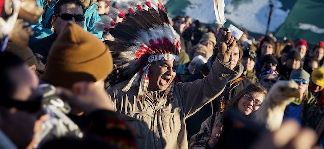 Donald Trump sblocca due mega oleodotti e riapre la guerra con gli indiani. I Sioux sul sentiero di guerra