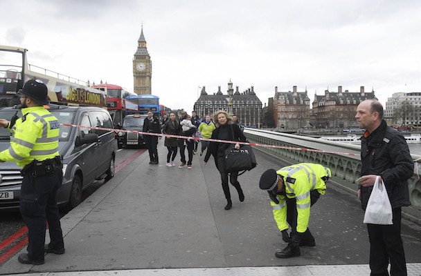 LONDRA, ATTACCO TERRORISTICO AL PARLAMENTO INGLESE. SUV SULLA FOLLA: DUE MORTI E MOLTI FERITI