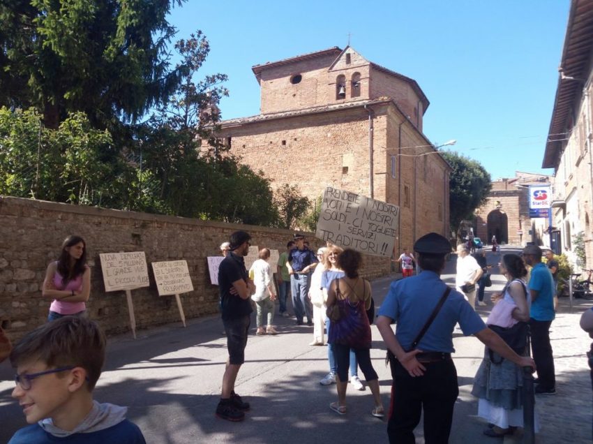 CITTTA’ DELLA PIEVE: INAUGURATA LA RSA NELL’EX OSPEDALE. LA PROTESTA DEI CITTADINI E L’AUTOGOL DEL SINDACO