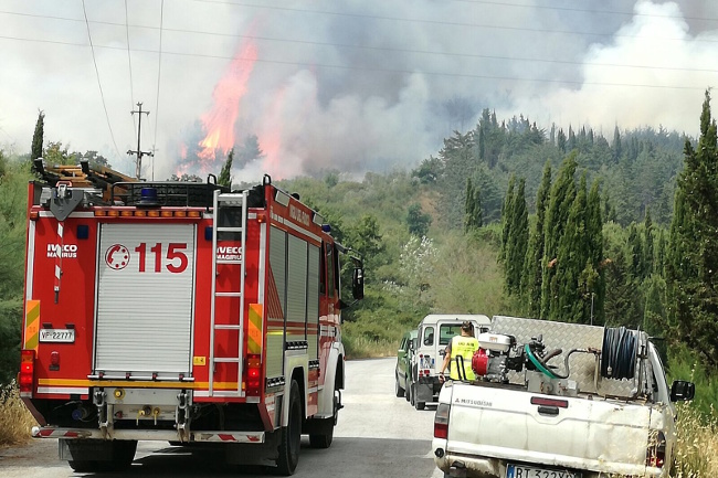 GRANDE INCENDIO SULLE PENDICI DELL’AMIATA. CANADAIR ED ELICOTTERI IN AZIONE