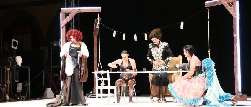 ORIZZONTI, NON E’ VERO CHE NON C’E’ SOSTANZA. APPLAUSI ALLE DRAGQUEENS. ATTESA PER GLI OTTONI DELL’ORCHESTRA TOSCANA E PER GIOELE DIX