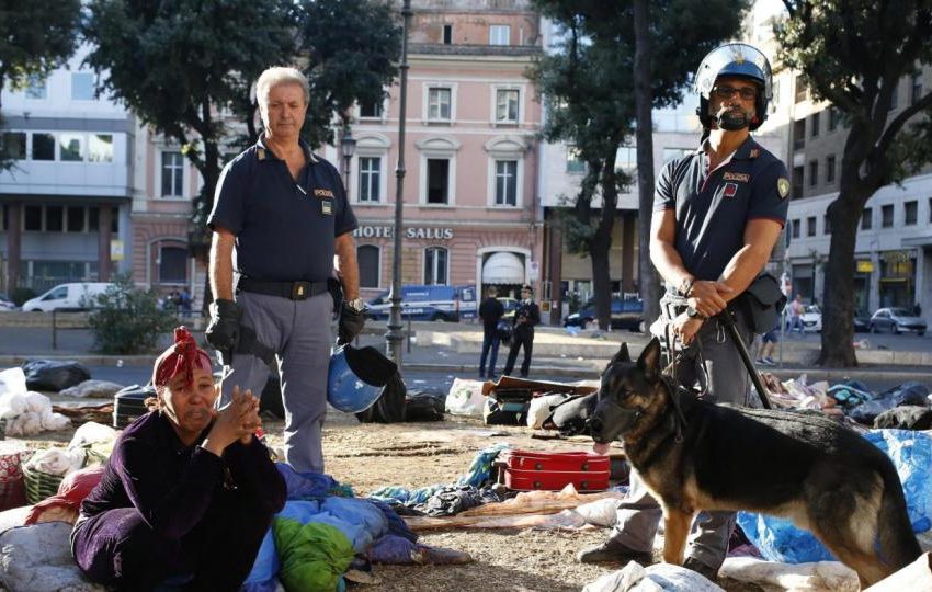 GUERRIGLIA URBANA A ROMA, IDRANTI SUI RIFUGIATI… l’ITALIA DAL MANGANELLO FACILE CHE RESTA FASCISTA DENTRO