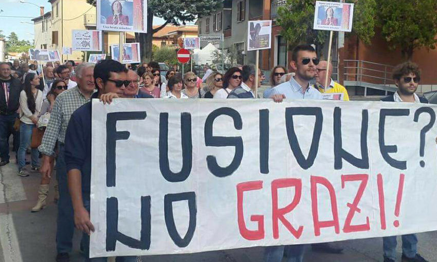 LA MANIFESTAZIONE NAZIONALE A TORRITA, I PICCOLI COMUNI CHE DICONO NO ALLE FUSIONI