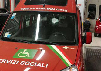 SASSI SULL’AMBULANZA SULLA SIENA-BETTOLLE E PER POCO NON CI SCAPPA IL MORTO. COLPITO UN MEZZO DELLA PUBBLICA ASSISTENZA DI CHIUSI