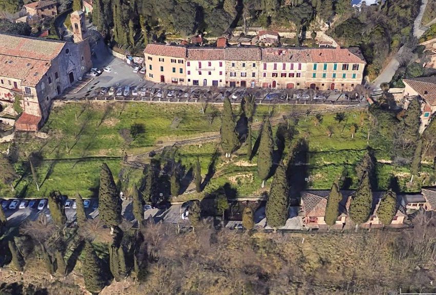 MONTEPULCIANO, DA PERLA DEL ‘500 A… DISNEYLAND? TRE MEGAPOSTEGGI A RIDOSSO DEL CENTRO STORICO, BUS TURISTICI E MOLTE POLEMICHE