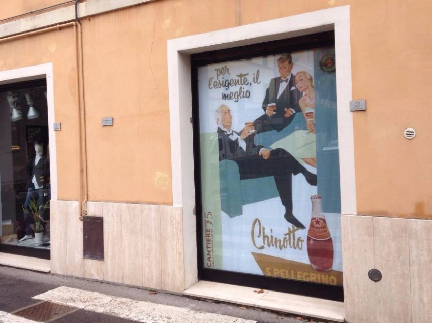 LA PUBBLICITA’ DI UNA BOUTIQUE,  IL CHINOTTO E I PUGNI ALZATI…