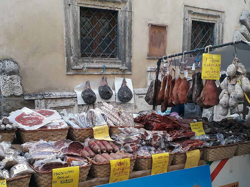 SALAMI E PROSCIUTTI APPESI ALLE URNE ETRUSCHE, SALVATORE SETTIS TIRA LE ORECCHIE A MONTEPULCIANO: ATTENZIONE, DI TURISMO SI PUO’ MORIRE!