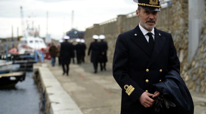 CHIUSI: LA SICUREZZA E LO STATO IN DIVISA VAGHEGGIATO DAI 5 STELLE. NESSUN CENNO AL CASO DE FALCO, PER IL CAPITANO-CANDIDATO SOLO APPLAUSI