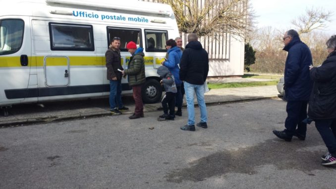 CASTIGLIONE DEL LAGO, UFFICIO POSTALE IN UN CAMPER. UTENTI COSTRETTI A FARE LA FILA ALL’APERTO A -7°. PROTESTA DEL SINDACO