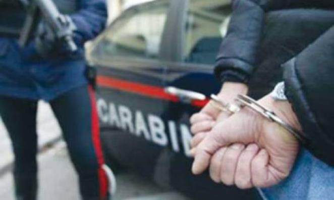 SINALUNGA: SFONDA LA PORTA DI CASA CON L’ASCIA E AGGREDISCE LA MOGLIE, ARRESTATO