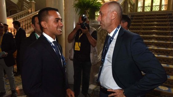 ROMA, AGLI ARRESTI IL PRESIDENTE DI ACEA. A CHIUSI PARTE LA CONTRAEREA SUL CARBONIZZATORE, MA… CHI E’ NEL TRITACARNE, BETTOLLINI O I 5 STELLE?