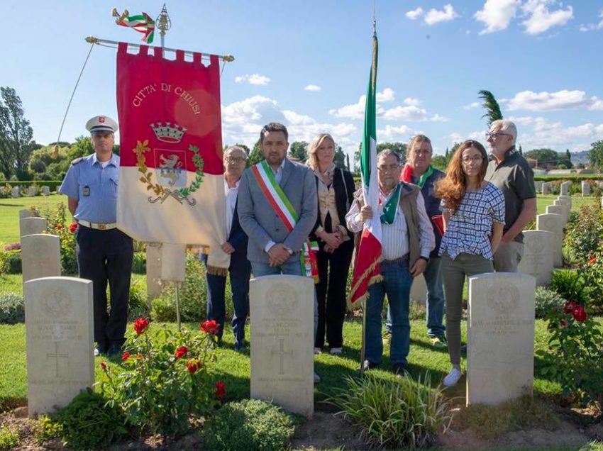 CHIUSI CELEBRATA LA LIBERAZIONE CON UNA VISITA AL WAR CEMETERY DI ASSISI. MA QUALCUNO NON SI E’ FATTO VEDERE