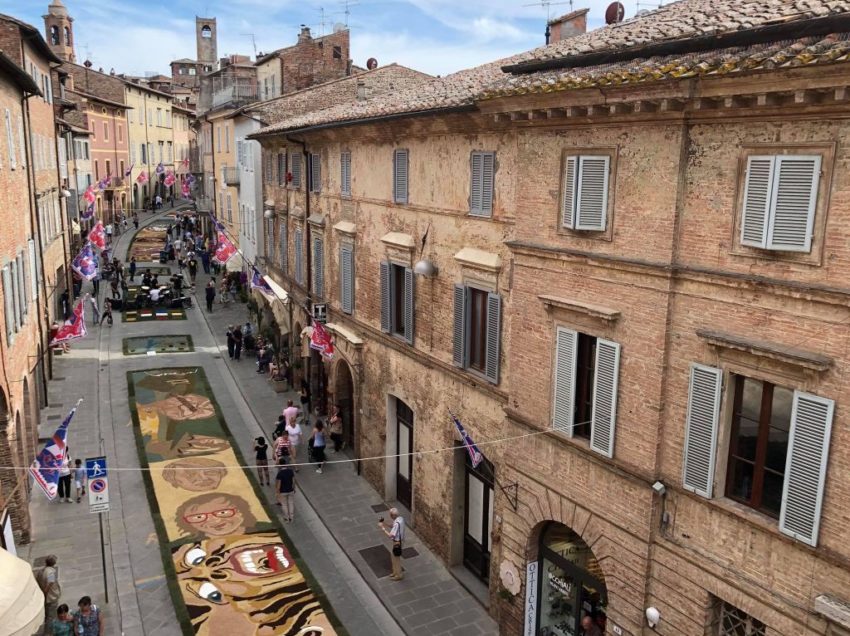 CITTA’ DELLA PIEVE E L’INFIORATA POP DEDICATA ALLA MUSICA