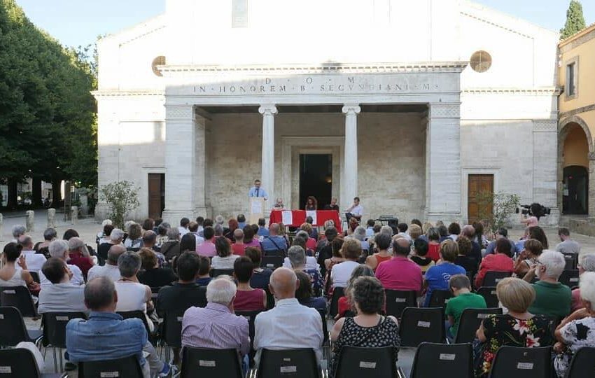 CHIUSI, LA CONFERENZA IN PIAZZA SULLA DROGA: “SIGNORI, ABBIAMO UN PROBLEMA, AFFRONTIAMOLO INSIEME!”