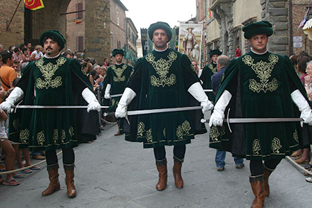 CITTA’ DELLA PIEVE, PALIO RINVIATO A DOMENICA 26 AGOSTO CAUSA PIOGGIA. A MONTEPULCIANO FULMINE COLPISCE IL CAMPANILE DI S.BIAGIO