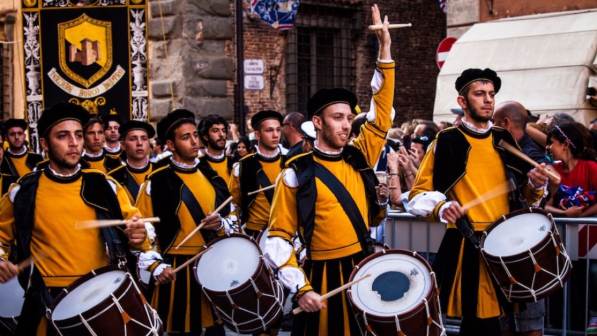 MONTEPULCIANO, IL BRAVIO A POGGIOLO. IL BORGO DENTRO VINCE A CITTA’ DELLA PIEVE (CONTESTAZIONI AL SINDACO). CHIUSI SCALO, IL MAR NERO CONQUISTA LA FINALE