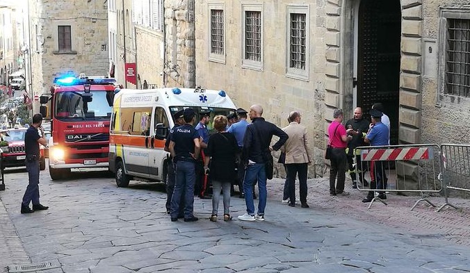 TRAGEDIA AD AREZZO, DUE LAVORATORI MUOIONO ASFISSIATI IN UN UFFICIO PUBBLICO