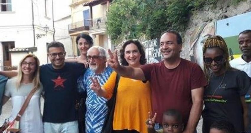 “ARRESTATECI TUTTI!” CRESCE L’INDIGNAZIONE PER L’ARRESTO DEL SINDACO DI RIACE, ALFIERE DELL’ACCOGLIENZA. IL 7 OTTOBRE LA MARCIA PERUGIA-ASSISI: SOLIDARIETA’ A LUCANO!